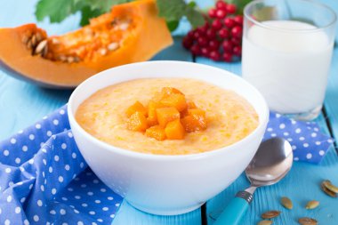 Cam ahşap masa üzerinde sebze salatası