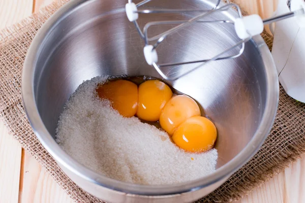 Tuorli e zucchero in una ciotola di vetro — Foto Stock