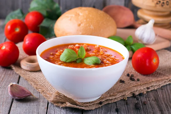 Томатный суп с базиликовым гарниром — стоковое фото