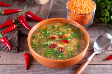 Kırmızı mercimek ve kırmızı biberli ev yapımı baharatlı çorba. Sonbahar çorbası. Sağlıklı gıda konsepti