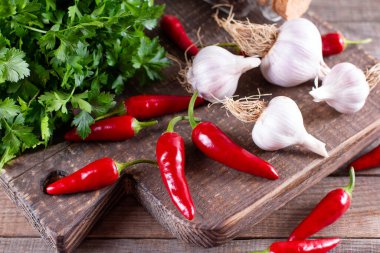 Biber, sarımsak, bitkiler, doğal baharatlar. Tahtada otlar ve baharatlar