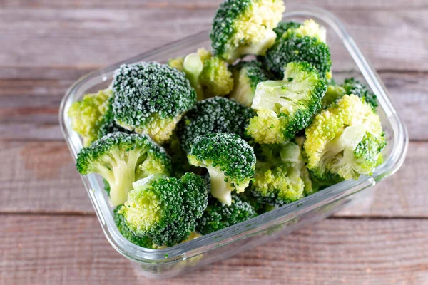 Brokoli Dalam Wadah Kaca Untuk Penyimpanan Jangka Panjang Sayuran Beku — Stok Foto