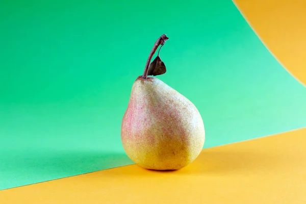 Pera Fresca Orgánica Sobre Fondo Amarillo Verde Imagen Comida Estilo —  Fotos de Stock