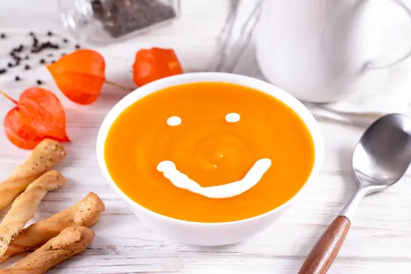 Funny food. Pumpkin puree soup with a smile as decoration. The concept of baby food. — Stock Image Funny Food Pumpkin Puree Soup Smile Decoration Concept Baby Food Stock Picture