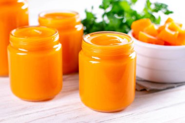 Doğal bebek maması konsepti. Malzemelerin yanında beyaz arka planda sebze püresi. Seçici odak.