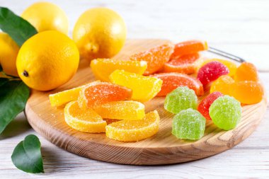 Çok renkli marmelatlı reçelli şekerler. Limon ve portakal dilimleri şeklinde tatlı marmeladı. Jöleli şekerin tatlılığı sarı ve turuncu.