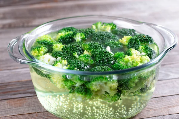 Brokoli Kosong Brokoli Hijau Rebus Dalam Konsep Water Preparing Sayuran — Stok Foto