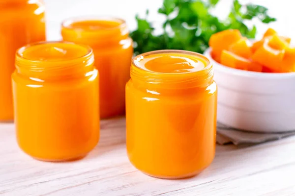 Natural baby food concept. Vegetable puree in bowl on white background near ingredients. Selective focus. — Stock Image Natural Baby Food Concept Vegetable Puree Bowl White Background Ingredients Stock Picture