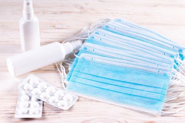 Tıbbi yüz maskeleri, el dezenfektanı şişesi ve haplar. Coronavirus, 2019-nCov koruma kavramı.