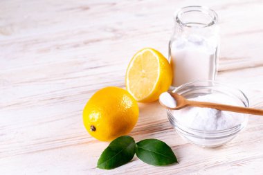 Çevre dostu doğal temizleyiciler. Çevre dostu ev temizleyicisi, limon, sirke ve kabartma tozu için doğal ürünler. Boşluğu kopyala