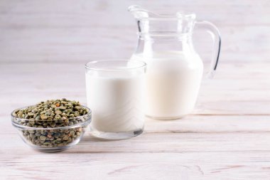 Süt testisindeki sebze sütü ve cam kavanozdaki bezelye sütü. Glütensiz, laktozsuz ürün. Boşluğu kopyala.