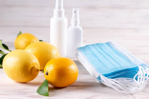 レモンは白いテーブルの上の医療用マスクの横にある ウイルスや感染からの保護 — ストック写真