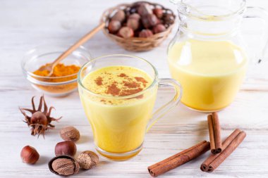 Ay sütü ve zerdeçal, baharatlı sarı Vedik sütü, bal, tarçın, anason ve biber, vejetaryen yemeği.