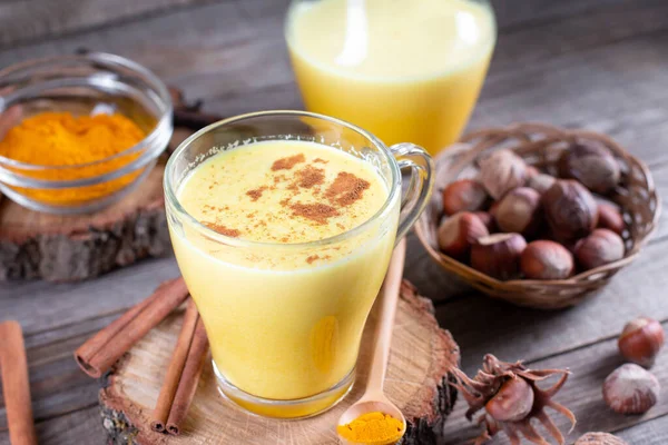 Minuman Sehat Latte Kunyit Susu Emas Dengan Akar Kunyit Bubuk — Stok Foto