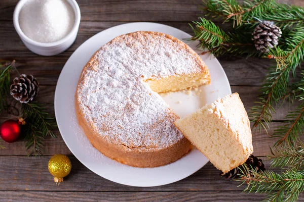 접시에 가루를 스펀지 케이크를 놓는다 새해와 크리스마스 스펀지 케이크 화이트 — 스톡 사진