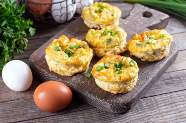 Yumurta ısırıkları, sebzeli omlet, otlu fırında yumurta, yakın plan, keto, ketojenik diyet