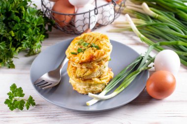 Sebzeli yumurta ve sebzeli börek.