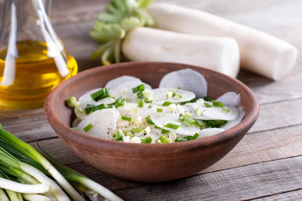 Ensalada Rábano Con Cebolla Fresca Pimienta Sal Marina Aceite Bol — Foto de Stock