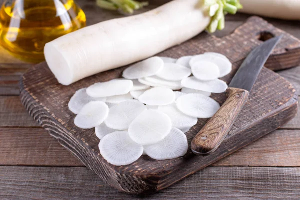 Rábano Blanco Rebanado Una Mesa Madera Rábano Daikon — Foto de Stock