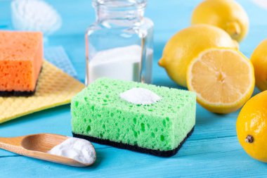 Çevre dostu ev temizliği, ev yapımı yemek tarifi. Soda, limon, tuz. Sağlıklı yaşam tarzı. Mavi arkaplanda sıfır atık deterjanı