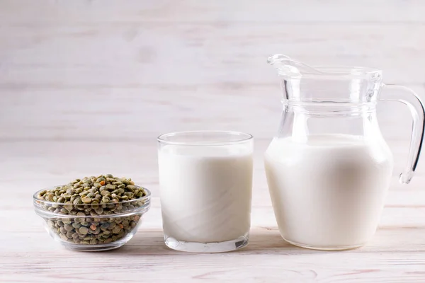 Piselli Secchi Bicchiere Latte Latte Vegetale Pisello Una Brocca Latte — Foto Stock