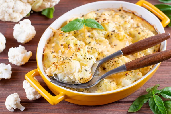 Rallado Coliflor Con Salsa Bechamel Con Albahaca Horizontal —  Fotos de Stock