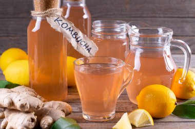 Kombu çayı ya da kırsal arka planda mayalanmış elma şarabı. Sağlıklı probiyotik içecek - kombucha.