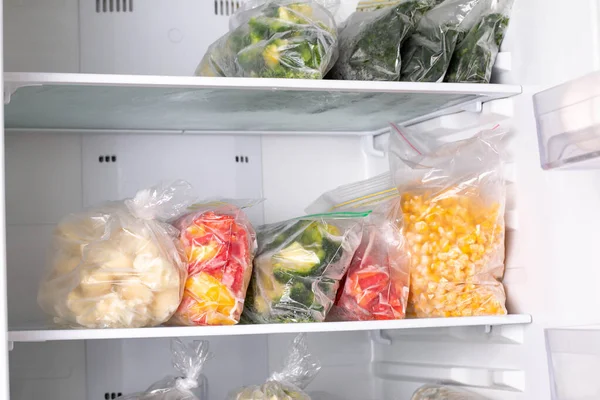 Műanyag Zacskók Mélyhűtött Zöldségekkel Hűtőszekrényben — Stock Fotó