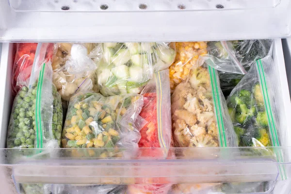 Műanyag Zacskók Mélyfagyasztott Zöldségekkel Hűtőszekrényben Vízszintes — Stock Fotó