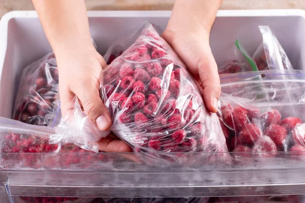 Frambuesas Congeladas Bayas Frutas Congeladas Una Bolsa Plástico Congelador — Foto de Stock
