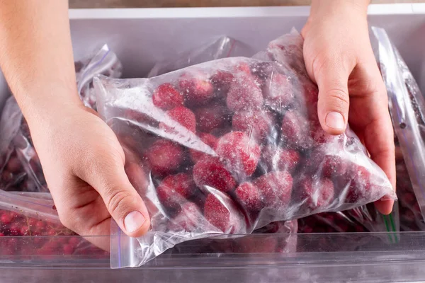 Fagyasztott Eper Fagyasztott Bogyók Gyümölcsök Műanyag Zacskóban Fagyasztva — Stock Fotó