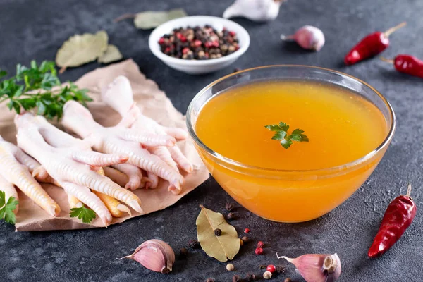 Koyu gri arka planda besleyici kemik çorbası yapmak için çiğ tavuk ayağı