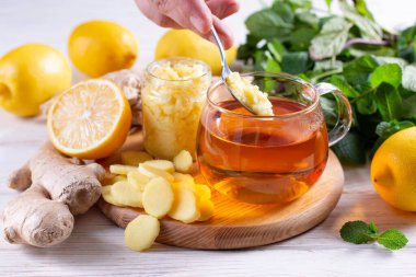 Ev yapımı limon, zencefil ve nane reçeli. Bitkisel ilaçlar, sağlıklı yiyecekler ve kışın bağışıklık sistemini destekleyen doğal ürünler.