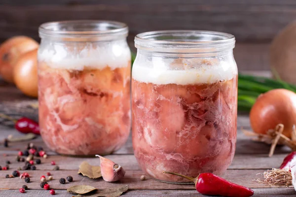 Ahşap bir masada cam kavanozda konserve et.