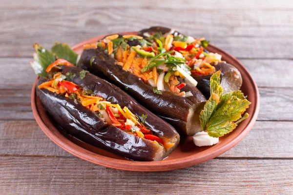 Aubergine Farcie Marinée Aux Légumes Dans Une Assiette Sur Une — Photo