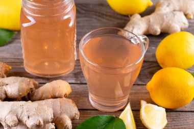 Ev yapımı mayalanmış Raw Kombucha Çayı İçmeye Hazır. Sağlıklı probiyotik içecek - kombucha.