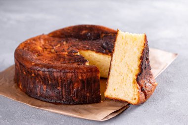 San Sebastian Cheesecake. Fotoğrafı kapat.