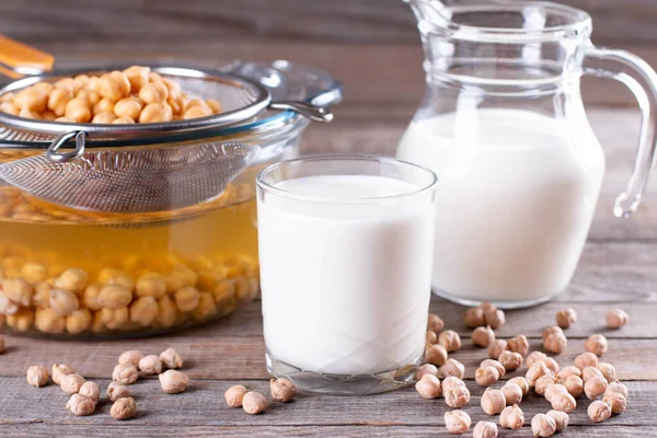 Kikkererwten Vegetarische Melk Een Kan Een Glas Rauwe Kikkererwten Kom — Stockfoto