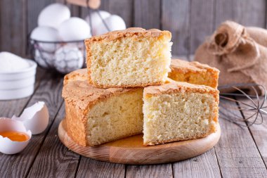 Klasik sünger keki, seçici odaklanma. Ev yapımı kek..