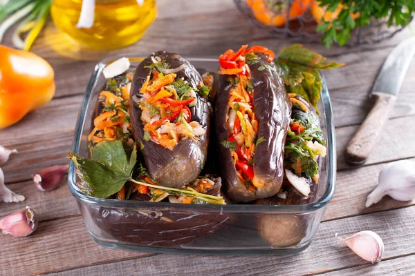 Ingelegde Gevulde Aubergine Met Groenten Een Houten Tafel — Stockfoto