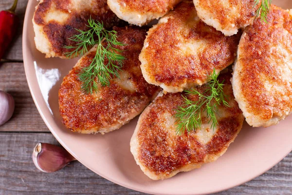 Galettes Poulet Escalopes Poisson Frites Dans Chapelure Sur Table Bois — Photo