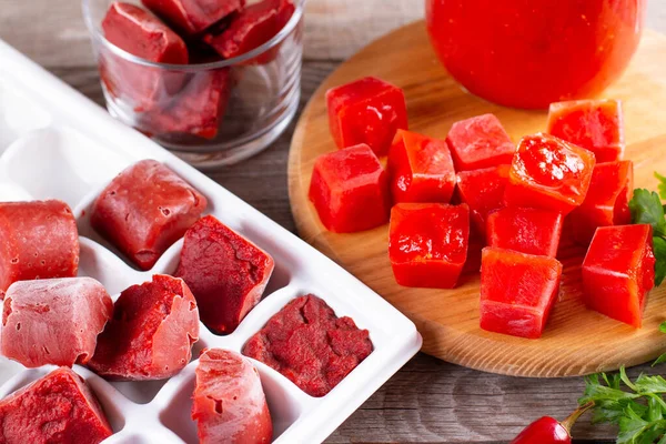 プラスチック形状の冷凍トマトペーストキューブ ライフハック 野菜を格納するための簡単な方法 — ストック写真