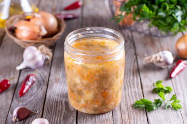 Soğuktan donmak için konteynırda çorba. Donmuş yiyecekler, sağlıklı yiyecekler