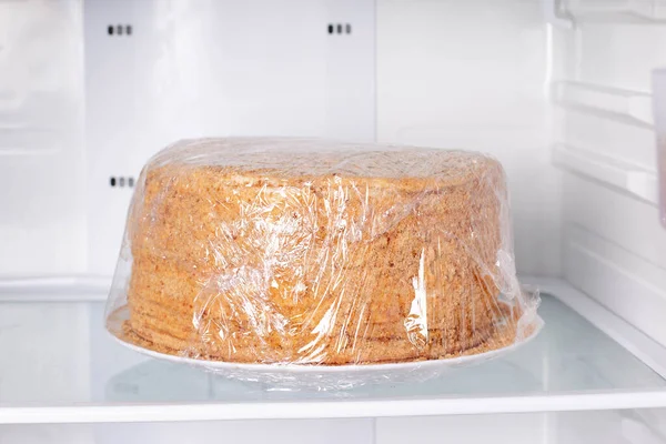 Медовый Торт Medovik Упакован Пленку Холодильнике Замороженный Торт — стоковое фото