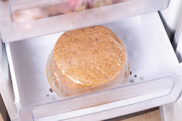 Kue Madu Medovik Dikemas Dalam Film Melekat Freezer Kue Beku — Stok Foto