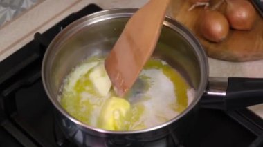 Beşamel sosu pişiriyorum. Beşamel sosu ve diğer yemekler için erimiş tereyağı. İtalyan mutfağı..