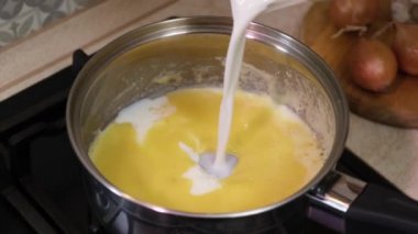 Tavada beşamel sosu hazırlığı. Ev mutfağı.