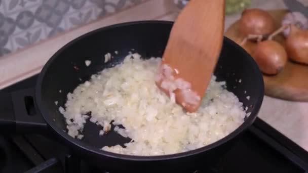 Las Cebollas Fríen Una Sartén Aceite Cebolla Rodajas Carameliza Chisporrotear — Vídeo de stock