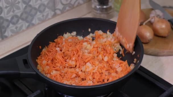 Una Sartén Con Aceite Vegetal Freír Cebollas Zanahorias Salsa Boloñesa — Vídeos de Stock