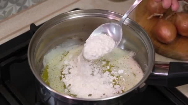 Προετοιμασία Της Σάλτσας Bechamel Ένα Τηγάνι Κουζίνα Στο Σπίτι — Αρχείο Βίντεο